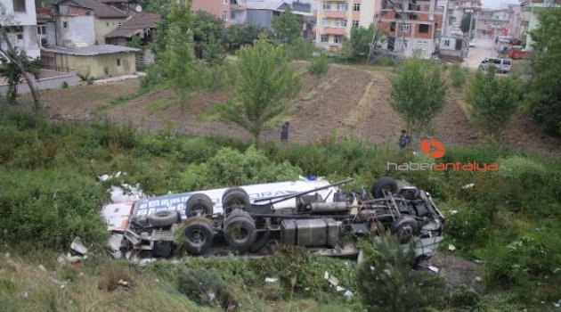 Kamyon ile otobüs çarpıştı: 3 yaralı