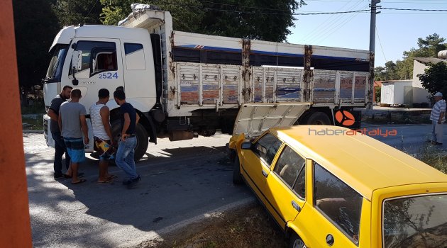 Kamyon ile otomobil çarpıştı