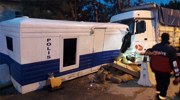 Kamyon, polis kontrol noktasına çarptı: 2'si polis 3 yaralı