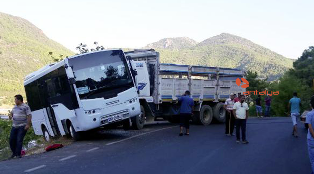Kamyon servise çarptı; kardeş 3 öğrenci yaralandı