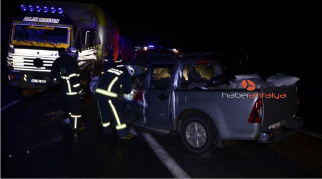 Kamyonet ile kamyon çarpıştı: 1 ölü, 2 yaralı