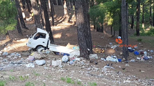 Kamyonet uçuruma yuvarlandı: 2 ölü, 2 yaralı