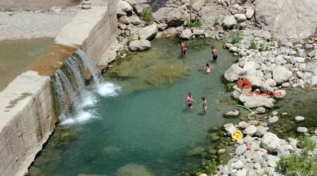 Kanyonda suya atlayan turistin ayağı kırıldı