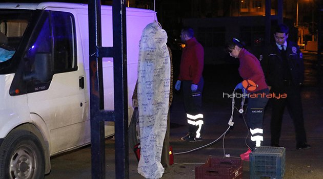 KAPALI PAZARIN TAVANINA KENDİNİ ASTI
