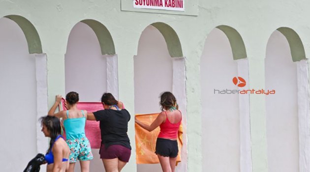 Kapısız soyunma kabininde havlulu önlem