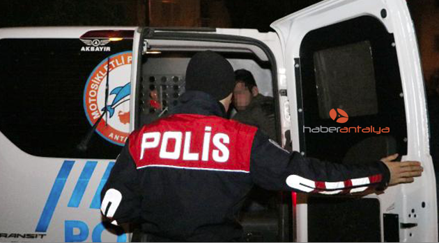 Kapıyı kilitleyip yakaladılar