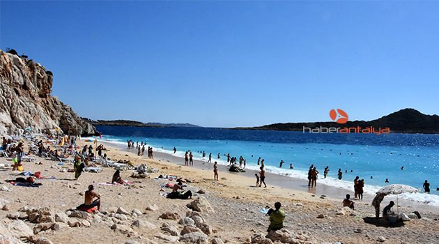 Kaputaş Plajı'nda yaz sürüyor