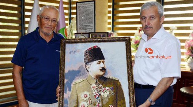 Karabekir portresini hediye etti