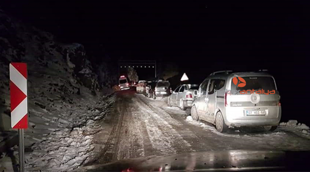Kardan ulaşıma kapanan yol, 4 saat sonra açıldı
