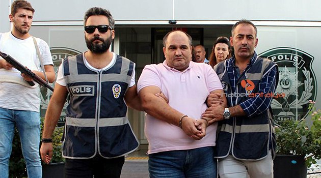 Karısını aldattığını duruşmada itiraf edip, özür diledi