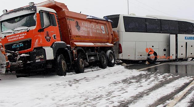 Karla mücadele aracı, otobüs ve minibüsle çarpıştı, ortalık savaş alanına döndü: 6 yaralı
