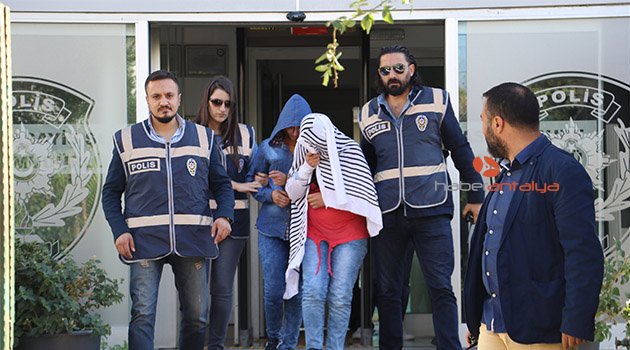 Karnında bebeğiyle evlerden 300 bin lira çaldı