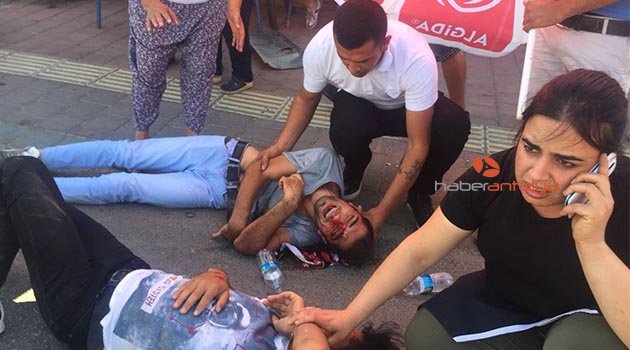 Kasksız gençler ölümden döndü
