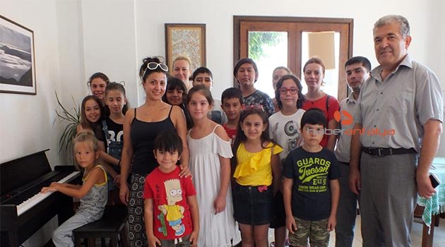 Kaşlı çocuklara piyano eğitimi