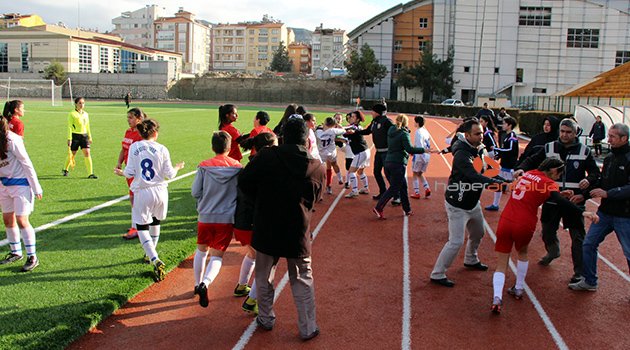 Kavga eden kadın futbolcular özür diledi