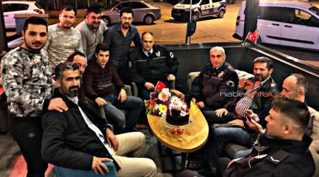 Kavga ihbarına giden polislere sürpriz kutlama
