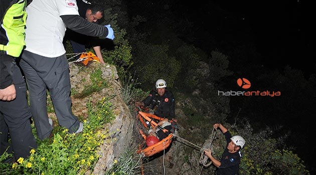 Kayalıklar arasında 6 saat kurtarılmayı bekledi