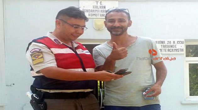 Kaybettiği cüzdanına kavuşan Fransız turist: 'En azından teşekkür etmeme, sana sarılmama izin ver'