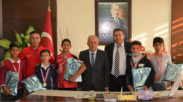 Kaymakam başarılı güreşçileri ödüllendirdi