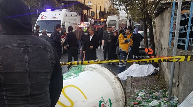 Kaza yapan servis minibüsü kaldırımdaki karı kocayı ezdi: 2 ölü