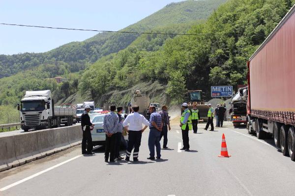 Kaza Yapan Tankerdeki Tonlarca Yem Yola Saçılınca Trafik 2 Saat Durdu