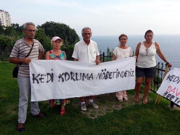'KEDİ KATLİAMI' İLE SUÇLANAN SANIĞA HAKARETTEN CEZA