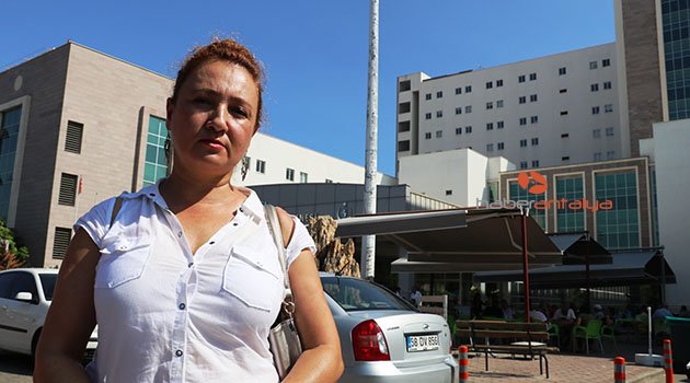 Kedisi otomobilin altında kalan kadın doktor çılgına döndü