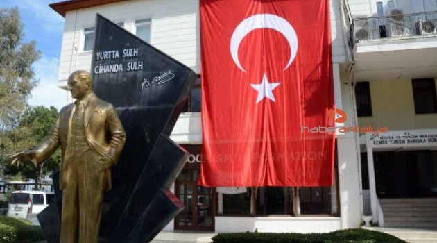 Kemer Belediyesi'ne şehitler için bayrak asıldı