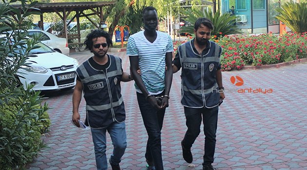 Kemer sokaklarında elinde taşla dehşeti yaşatan Sudanlı saldırgan yargılanıyor