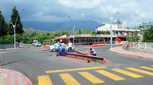 Kemer'de caddeler yenileniyor