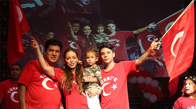 KEMER'DE GECE KULÜBÜNDE DEMOKRASİ ŞENLİĞİ
