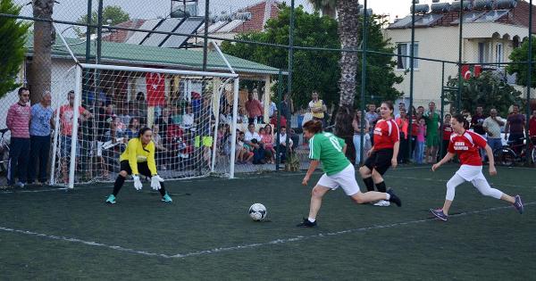 KEMER'DE KADINLARDAN FUTBOL RESİTALİ