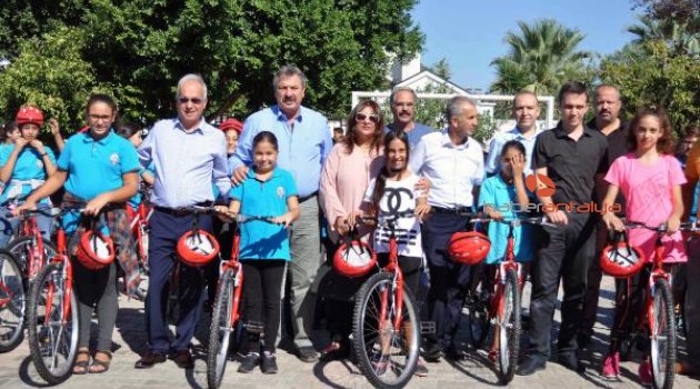 Kemer'de öğrencilere bisiklet