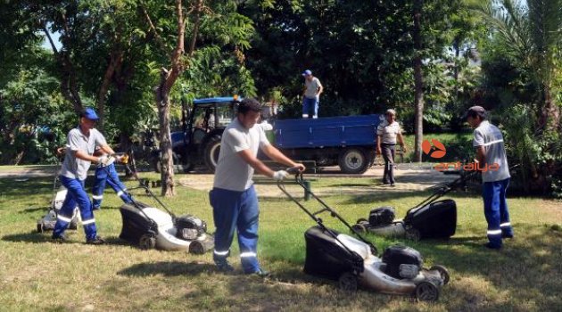Kemer'de parklara sonbahar bakımı