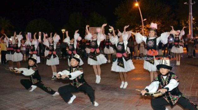 Kemer'de renkli gösteri