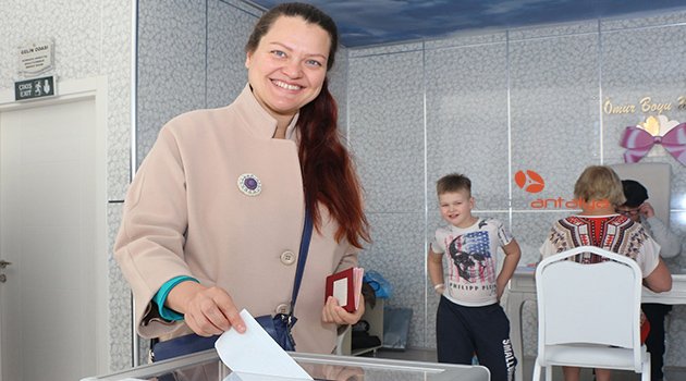 Kemer'de Ruslar, ülkelerindeki başkanlık seçimi için oy kulandı