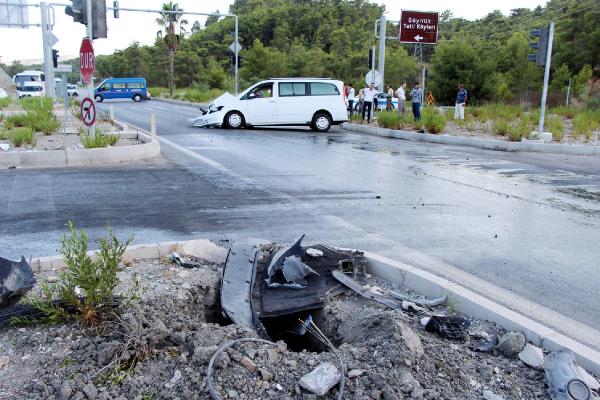 KEMER'DE TRAFİK KAZASI : 4 YARALI