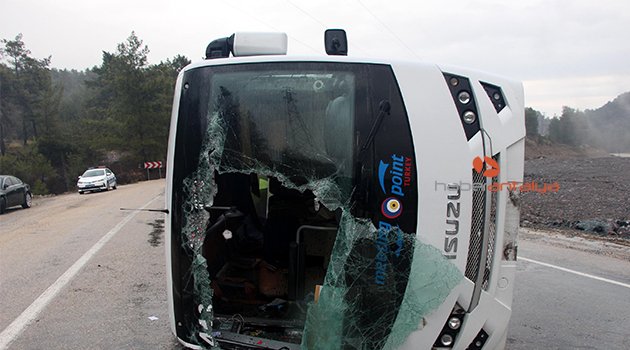 KEMER'DE TUR MİDİBÜSÜ DEVRİLDİ: 13 YARALI