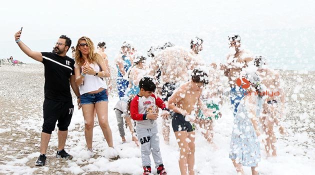 Kemer'de turistler köpük partisinde eğlendi