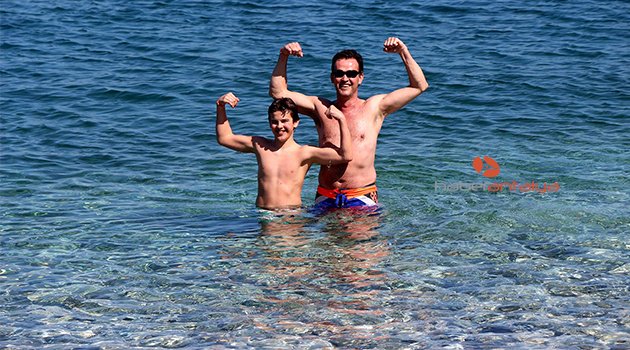 KEMER'DE TURİSTLERİN HAVUZ VE DENİZ KEYFİ
