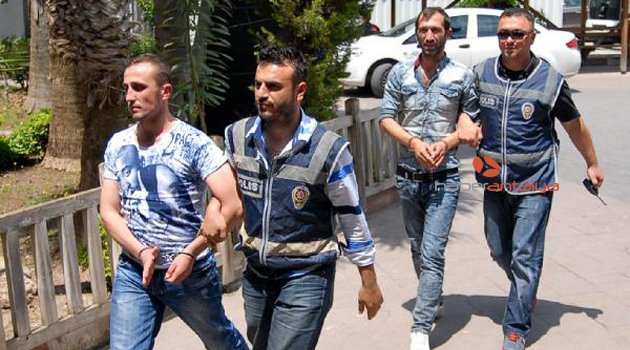 KEMER'DE UYUŞTURUCU SATICILARI YAKALANDI