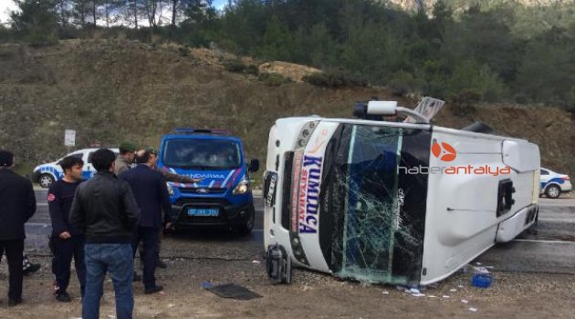 Kemer'de yolcu midibüsü devrildi: 14 yaralı