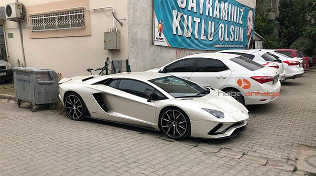 Kenan Sofuoğlu parti toplantısına Lamborghini ile geldi