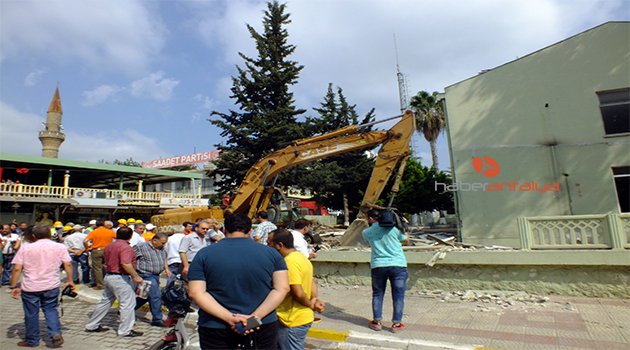 KENT MERKEZLERİNDEKİ ASKERİ BİNALARA İLK YIKIM ANTALYA'DAN