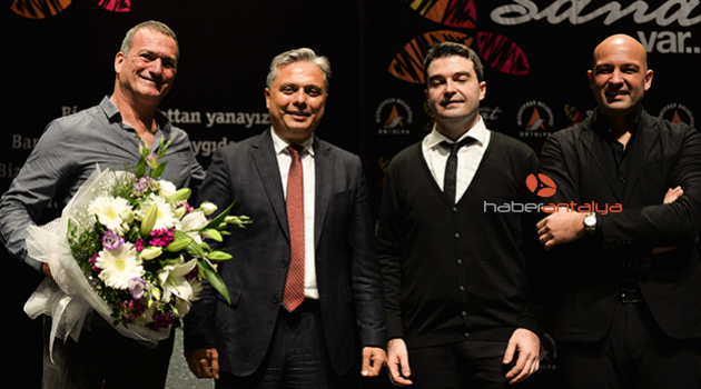 Kerem Görsev Trio'dan muhteşem performans