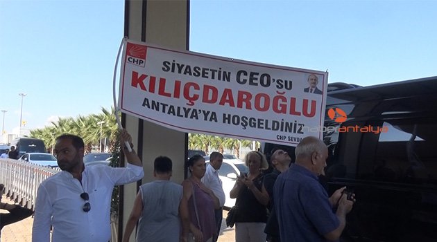 Kılıçdaroğlu'na 'Siyasetin CEO'su' pankartıyla karşılama