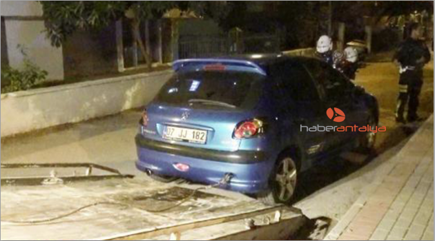 Kız arkadaşını otomobilde bırakıp kaçtı