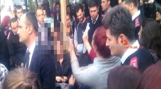 KIZ ÖĞRENCİLER 'TACİZCİ' ÖĞRENCİNİN SINIFINI BASTI