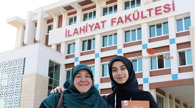  Kızına destek olurken üniversiteli oldu