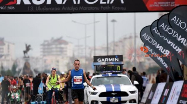 Kızıyla öğrendiği ip atlamayla maratonda dünya rekoru kırdı